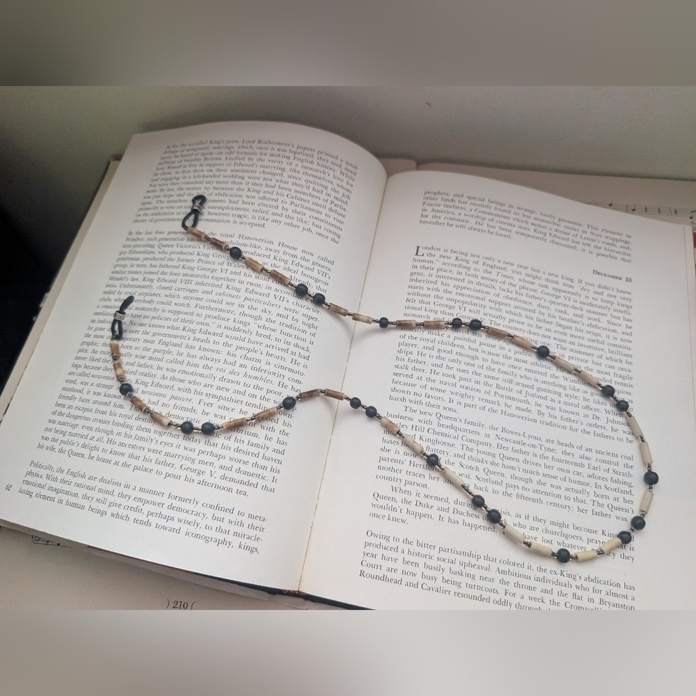 Vintage Beaded Eye Glass Holder with Black and Tan Beads